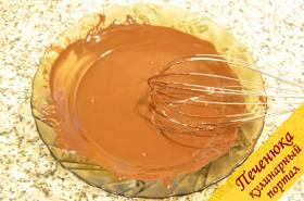 6) Приготовить крем для торта. Для этого растопить в микроволновке или на водяной бане шоколад.