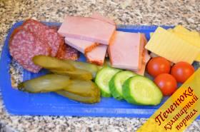 2) Порезать овощи, колбасу, сыр, ветчину на кусочки соответствующей формы.