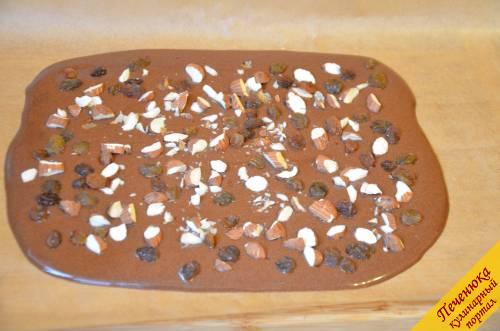 6) Высыпать сверху рубленые орехи и изюм. Отправить шоколад для остывания в холодильник.
