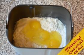 2) Приготовить тесто для лапши. Я, как правило, замешиваю тесто в хлебопечке. Для этого на дно ведерка выложить муку, затем соль, яйца и воду.