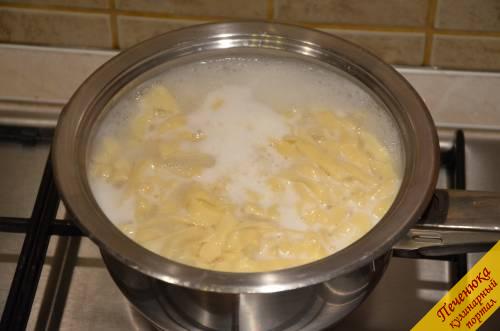 6) Отварить лапшу в кипящей подсоленной воде. Если лапша тонко раскатана, то она варится довольно быстро, 2-3 минуты. Если Вы будете добавлять соевый соус, то лапшу лучше немного недосолить.