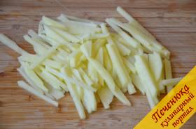 2) Картофель очистить от кожуры и порезать очень тонкой соломкой, чем тоньше, тем лучше.