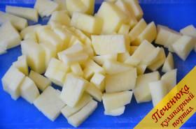 3) Картофель очистить от кожуры, порезать маленькими кубиками и отправить также в кастрюлю минут через 30 после гороха.