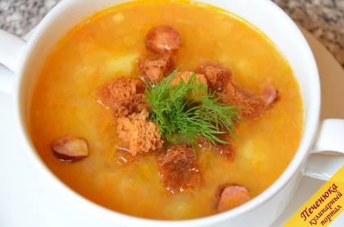 7) Гороховый суп с копченой колбасой украсить зеленью и подавать с сухариками или гренками.