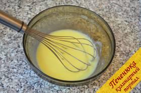 4) Растопить сливочное масло. Яйца взбить венчиком и добавить туда растопленное сливочное масло.