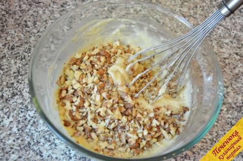 5) Соединить яично-масляную смесь с мукой. Туда же добавить банановое пюре и рубленые орехи. Все перемешать.