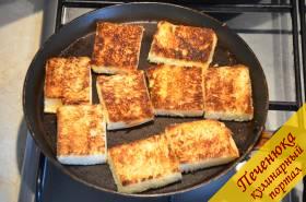 1) Хлеб порезать на небольшие квадраты со стороной 3-4 см. Обжарить хлебцы на разогретой сковороде на растительном масле с двух сторон. Натереть еще горячими чесноком.