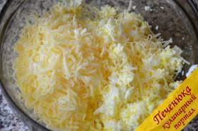 2) Натереть на терке сыр и отварные яйца. Терку лучше использовать не слишком мелкую, иначе готовая начинка получится похожей на пасту.