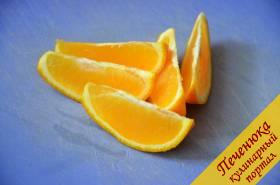 1) Апельсин вымыть и порезать дольками, не счищая кожуры. Оставить пару долек для украшения.