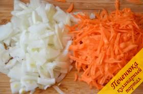 2) Пока рис набухает, можно подготовить остальные ингредиенты. Лук мелко порезать, а морковь натереть на крупной терке.
