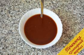 3) Приготовить кисло-сладкий соус. Для этого все ингредиенты выложить в плошку и перемешать ложкой до однородного состояния.