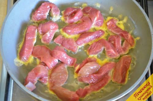 4) Обжарить мясо на разогретой с растительным маслом сковороде. Говядина должна именно подрумяниться, а не протушиться. Если сковорода небольшая, то жарить мясо лучше всего в два захода.