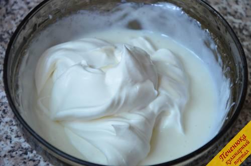 7) Ввести в йогурт взбитые сливки и перемешать до однородного состояния.