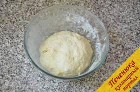 2) В простоквашу добавить соду. Перемешать и вылить все это в муку с маргарином. Замесить мягкое тесто, добавив оставшиеся полстакана муки. Готовое тесто отставить в сторону минут на 20.