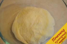 1) В емкость насыпать просеянную через сито муку. Добавить кефир, яйцо, соль и соду. Замесить тесто. При необходимости добавить еще немного муки.