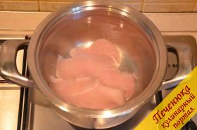 1) Как варить сырный суп? Сначала нужно приготовить куриный бульон. Для этого куриное филе положить в холодную воду и довести ее до кипения. Когда вода закипит, снять пенку, посолить, добавить лавровый лист и душистый горошек и варить на медленном огне еще в течение 20 минут. Так как плавленный сыр сам по себе солоноватый, то солить нужно аккуратно.