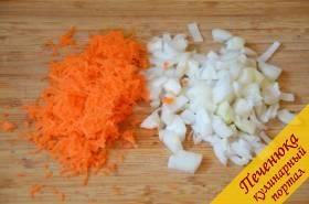 3) Лук мелко порезать, морковь натереть на терке.