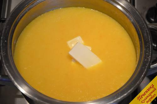 6) Плавленый сыр порезать небольшими кусочками. Выложить его в кастрюлю и довести суп до однородного состояния с помощью блендера.