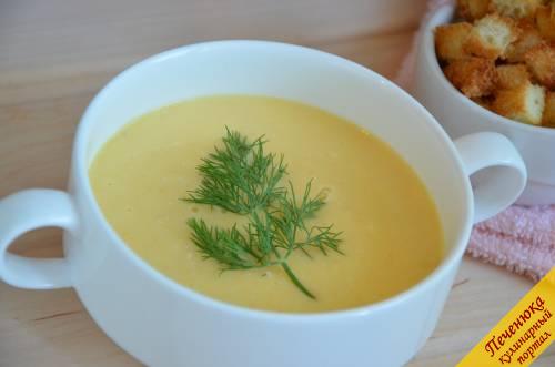 7) Сырный суп готов. Подавать его лучше все с сухариками или гренками, присыпав сверху зеленью укропа.