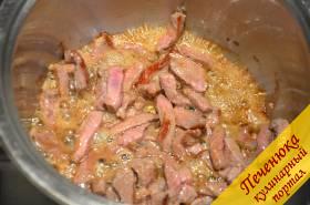 2) В кастрюлю с толстым дном налить 2 столовых ложки растительного масла и обжарить мясо в два захода на среднем огне.