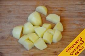 6) Картофель почистить и порезать на кусочки среднего размера.