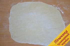 4) По прошествии указанного времени раскатать тесто на тонкие пласты на хорошо подпыленной мукой поверхности.