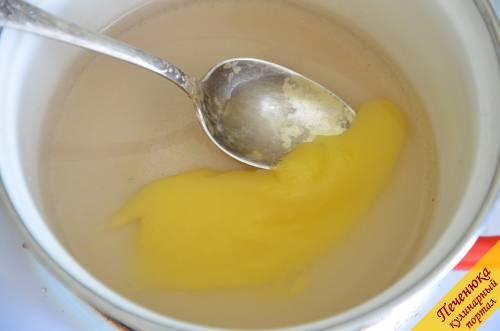 8) Приготовить сироп. Для этого в кастрюлю выложить сахар и мед и залить все это водой. Довести сироп до кипения и выключить.