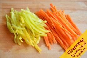 3) В это время порезать соломкой морковь и сладкий перец.