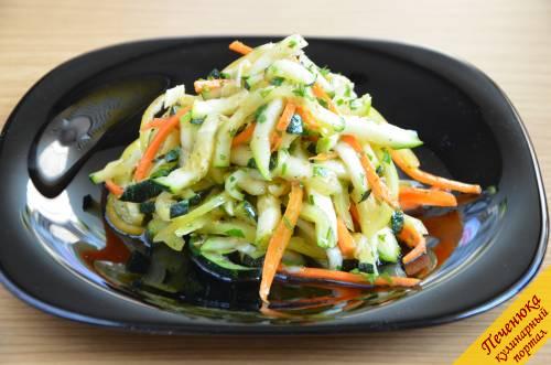 6) Цукини по-корейски готовы. Такой салат хорошо подавать с мясом.