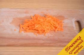 3) Морковь очистить и натереть или на специальной или на обычной терке.