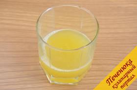 1) С помощью соковыжималки для цитрусовых выдавить из апельсина сок. Одного среднего апельсина хватает на один стакан коктейля. Чтобы в коктейль не попала мякоть, процедить сок через ситечко.