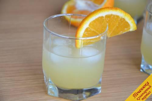 4) Украсить стакан или кружком свежего ананаса, или долькой апельсина. Такой коктейль с Малибу получается в меру алкогольным. Если Вы хотите получить более насыщенный ликером напиток, то можете использовать двойную порцию Малибу.