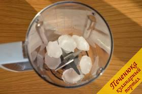 1) Выложить лед в чашу блендера и перемолоть до состояния мелкой крошки. Выложить лед в стакан для коктейля.