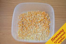 2) Зерна кукурузы высыпать в жаропрочную емкость в один слой. Хотя Вам будет казаться, что этого слишком мало, поверьте, попкорн в микроволновке увеличивается в размерах в несколько раз и из тоненького слоя зерен получается целая миска с попкорном.