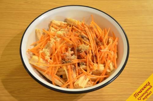 4) Сложить морковь и соевую спаржу в одну емкость. Добавить туда натертый на мелкой терке или пропущенный через пресс чеснок, соль и рисовый или яблочный уксус. Если Вы будете добавлять обычный уксус, учтите, что он более концентрированный. Добавьте кориандр и красный перец (красный перец совсем чуть-чуть, чтобы салат не получился слишком острым). Залить спаржу по-корейски прогретым на сковороде растительным маслом и хорошенько все перемешать. Отправить в холодильник минимум на 12 часов.