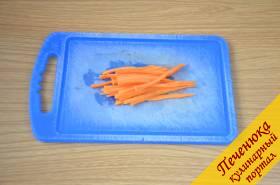 3) Морковь порезать тонкой соломкой. Легче всего это сделать с помощью специальной терки для моркови по-корейски, у меня терки нет, и я резала остро заточенным ножом.