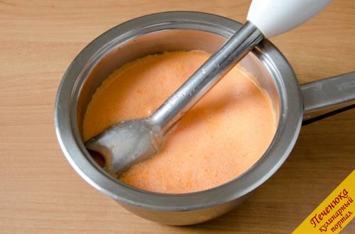 5) В арбузное пюре вылить остывший сахарный сироп. Туда же добавить домашний нежирный йогурт и выдавить лимонный сок. Все взбить блендером до получения однородной массы.
