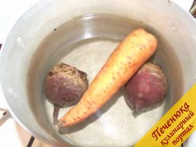 2) Параллельно с бульоном поставить варить в другой кастрюле свеклу и морковь, не очищая от кожуры. Через час варки слить горячую воду и сразу же облить овощи холодной водой.