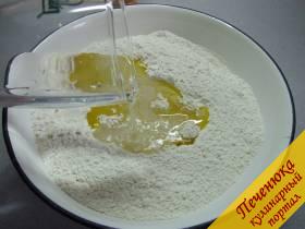 2) Добавить соль, сахар, растительное или оливковое масло и воду. Замесить тесто. Оно должно быть достаточно жестким и хорошо отставать от рук и посуды.