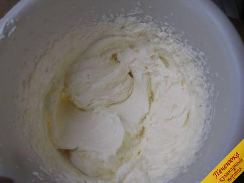 5) Для крема взять очень холодные сливки, взбить. Продолжая взбивать, добавить сахарную пудру, ванилин. 