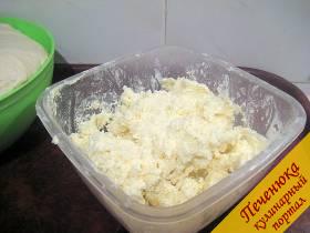 2) Приготовить начинку, натерев или размяв сыр. Если он недостаточно жирный, например, брынза, то можно добавить сливочного масла.