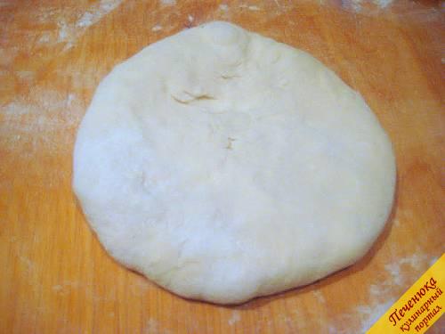 5) Нажимая ладонью, сформировать пирог, разравнивая его поверхность и переворачивая то на одну, то на другую форму, пока осетинский пирог с сыром  не станет равным толщине примерно около полутора сантиметров.