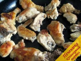2) Вынуть курицу шумовкой и выложить на раскаленную сковороду с маслом. Обжарить с двух сторон.