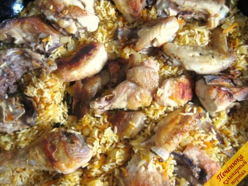 6) Когда рис напитается маслом, выложить обжаренные куски курицы. 