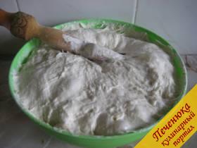 1) В мацони развести соду, добавить соль и всыпать просеянную муку, замесить некрутое тесто, как на обычные пирожки.