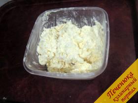 2) Сыр натереть на терке или размять руками. Если сыр не очень жирный, типа брынзы, то можно добавить сливочное масло.