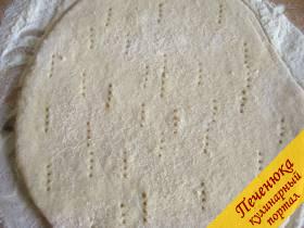 3) Раскатывать тесто нужно на доске, присыпанной мукой, толщиной примерно 0,8 см. Пласт теста посыпать сверху сахарным песком, наколоть вилкой, чтобы тесто не вздувалось при выпечке.