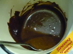5) Варим шоколад из сливок, какао порошка и сахара (я беру всех ингредиентов один к одному), до кипения не доводим, постоянно помешиваем. Шоколад должен иметь густую консистенцию и блестящую поверхность. Даем слегка остыть приготовленному шоколаду, после чего остывшие и подсушенные апельсиновые цукаты обмакиваем до половинки в шоколад и выкладываем на пекарскую бумагу. Для застывания шоколада цукаты из апельсинов отправляем в холодильник.