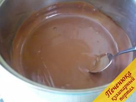 4) По мере закипания молока какао-порошок будет растворяться в молоке,в итоге получается вот такая однородная масса, без комков и без бугорков. Не забывайте непрерывно размешивать молочную смесь, она густеет и может начать пригорать ко дну.
