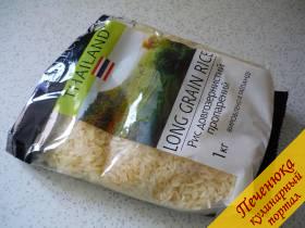1) Сначала нужно отварить рис. Я предпочитаю рис пропаренный, выращенный в Таиланде, вот такой (фото) я в супермаркете обычно и покупаю (не разваривается в кашу).